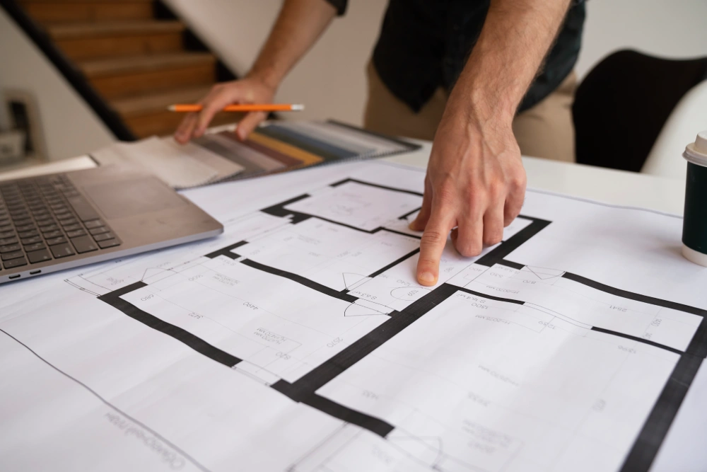 Persona con planos en estudio de arquitectura madrid